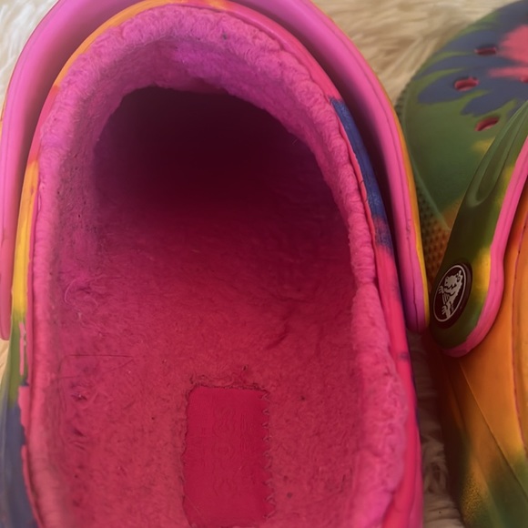 Crocs Tie- Dyed Fleece Lined Shoes Pink ,Yellow, Blue sz 5 - Picture 6 of 9
